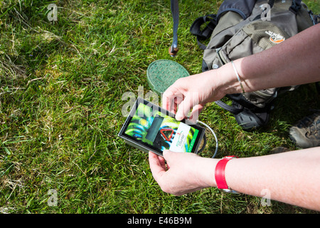 Un eco contatore essendo utilizzato per contare il numero di persone su un percorso in una riserva naturale in Yorkshire Dales, UK. Foto Stock