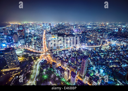 Tokyo, Giappone cityscape sulla giunzione di Roppongi di notte. Foto Stock