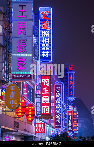 SHANGHAI, Cina - 16 giugno 2014: insegne al neon accesa su Nanjing Road. La street è la strada principale dello shopping della citta'. Foto Stock