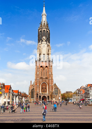 DELFT, Paesi Bassi - 13 Maggio: la gente a piedi vicino alla nuova chiesa il 13 maggio 2013 in Delft. La nuova chiesa fu completata nel 1655 e viene utilizzato come royal cripta della casa di Orange-Nassau fin dal 1584. Foto Stock