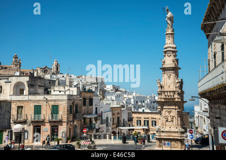 La Piazza della Liberta e il monumento a sant Oronzo a Ostuni Puglia, Italia Foto Stock