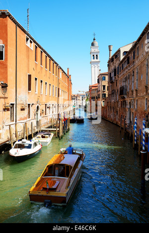 L'acqua taxi con i turisti è il canale dell'acqua, Venezia, Italia Foto Stock