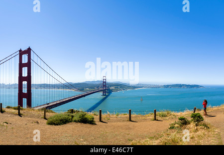 Donna di scattare una foto del Golden Gate Bridge dalla batteria Spencer sui Promontori Marin, San Francisco, California, Stati Uniti d'America Foto Stock