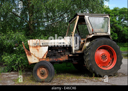 Vecchio abbandonato David Brown 1210 trattore agricolo Foto Stock