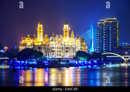 Fuzhou, Fujian, Cina cityscape sul fiume Ming. Foto Stock