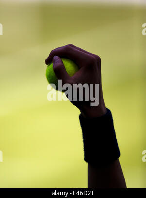 Londra, Regno Unito. 03 Luglio, 2014. Campo da tennis, Wimbledon, AELTC, Ballboy con sfera Credito: Henk Koster/Tennisimages/Alamy Live News Foto Stock