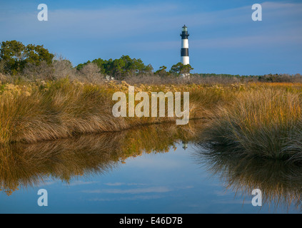 Cape Hatteras National Seashore, North Carolina: Bodie Island Lighthouse (1872) riflesso in acqua salata marsh Foto Stock