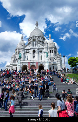 Montmartre, Parigi, Basilica di Coeur con i turisti sulle scale Foto Stock