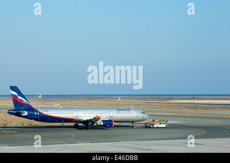 Il russo Aeroflot Airbus A321, VQ-letto il traino fuori all'aeroporto di Larnaca, Cipro Foto Stock