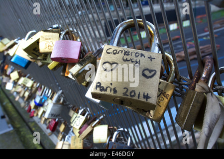 Lucchetti sul Pont des Arts bridge, Parigi, Francia Foto Stock