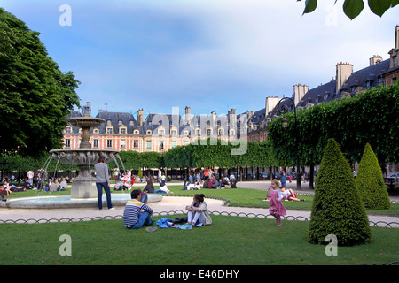 Place des Vosges con i turisti, Parigi, Francia Foto Stock