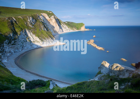 La sera si affaccia su Man o War Bay lungo la Jurassic Coast, Dorset, Inghilterra Foto Stock