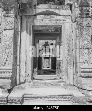 Portali e corridoio in rovine di templi di Angkor Wat, Cambogia Foto Stock