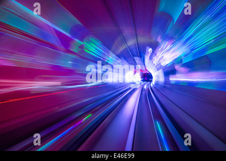 Visita le luci del tunnel sotto il fiume Huangpu a Shanghai in Cina. Foto Stock