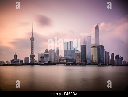 Shanghai, Cina cityscape vista lungo il fiume Huanpu all'alba. Foto Stock