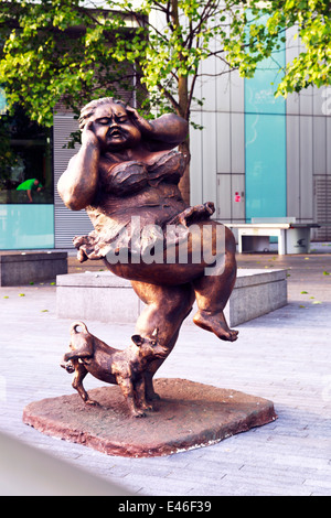 Cast bronzato figura su Queens a piedi dal Municipio di Londra Foto Stock