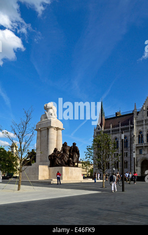 Ungheria Budapest rinnovato Kossuth Lajos Square Conte Tisza Istvan statua Foto Stock