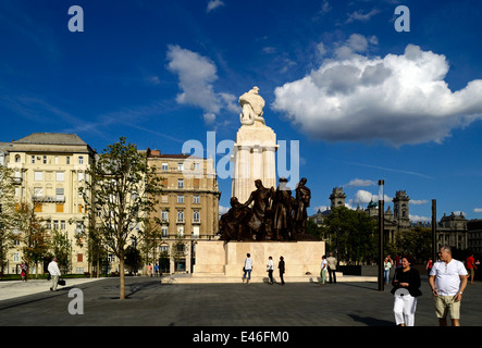 Ungheria Budapest rinnovato Kossuth Lajos Square Conte Tisza Istvan statua Foto Stock