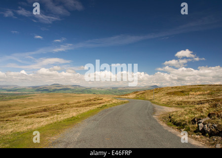 La Bowland Knotts strada sopra la Bowland Fells guardando verso le valli dello Yorkshire, Regno Unito. Foto Stock