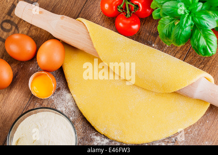 Pasta fatta in casa con un mattarello Foto Stock