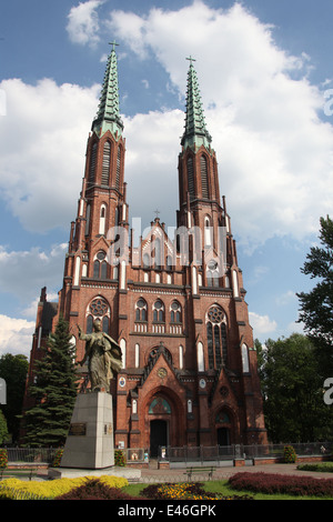 Twin turrito Cattedrale di San Michele Arcangelo e San Floriano Martire nel quartiere Praga di Varsavia Foto Stock