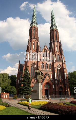 Twin turrito Cattedrale di San Michele Arcangelo e San Floriano Martire nel quartiere Praga di Varsavia Foto Stock