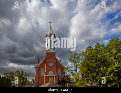 La Contea di Lincoln, WA: Cancellazione nuvole temporalesche su Maria Regina del cielo della Chiesa cattolica in ratti Sprague Foto Stock