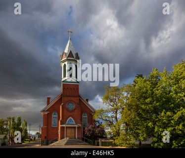 La Contea di Lincoln, WA: Cancellazione nuvole temporalesche su Maria Regina del cielo della Chiesa cattolica in ratti Sprague Foto Stock