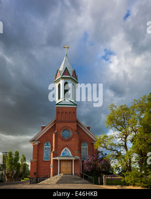 La Contea di Lincoln, WA: Cancellazione nuvole temporalesche su Maria Regina del cielo della Chiesa cattolica in ratti Sprague Foto Stock