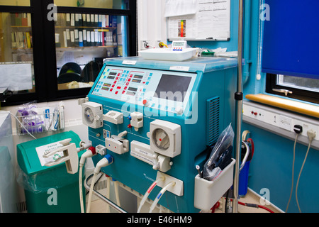 Una macchina kidneydialysis nel rene per bambini Centro della University Hospital of Wales, Heath, Cardiff. Foto Stock