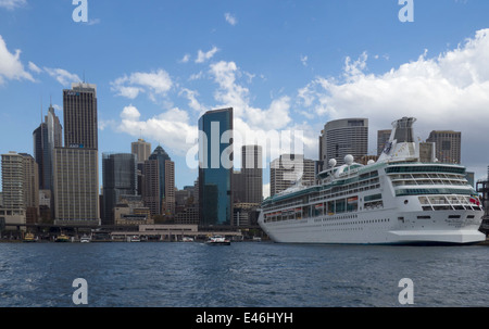 La nave da crociera Rhapsody dei mari ormeggiato a Circular Quay, Sydney, Nuovo Galles del Sud, NSW, Australia Foto Stock