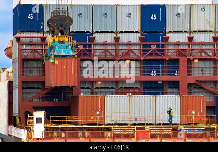 Contenitore di carico essendo abbassato sulla nave container dalla gru, porto di Tacoma, Stati Uniti di Washington Foto Stock