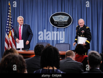 Washington, DC, Stati Uniti d'America. 3 Luglio, 2014. Stati Uniti Il Segretario della Difesa Chuck Hagel(L) e noi Presidente del Comune di capi di Stato Maggiore Generale Martin E. Dempsey frequentare il Dipartimento della Difesa press briefing al Pentagono a Washington, DC, capitale degli Stati Uniti il 3 luglio, 2014. Stati Uniti Il Segretario della Difesa Chuck Hagel detto giovedì si concentrano American sforzi militari in Iraq sulla protezione l ambasciata americana e il personale a Bagdad, la capitale irachena, mentre la consulenza delle forze di sicurezza irachene basato sulla valutazione della situazione in Medio Oriente paese. Credito: Bao Dandan/Xinhua/Alamy Live News Foto Stock