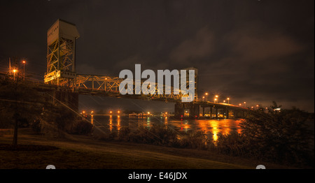 Una drammatica notte tempo,vista panoramica del Cape Fear River Memorial Bridge in Wilmington nella Carolina del Nord Foto Stock