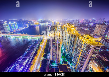 Fuzhou, Fujian, Cina cityscape sul fiume Ming. Foto Stock