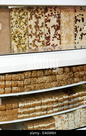 I dolciumi e caramelle sul display per la vendita presso la città vecchia di Gerusalemme Foto Stock