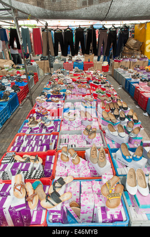 Panni e scarpe per la vendita al mercato Hurfeish, distretto settentrionale, superiore Gallili, Israele Foto Stock