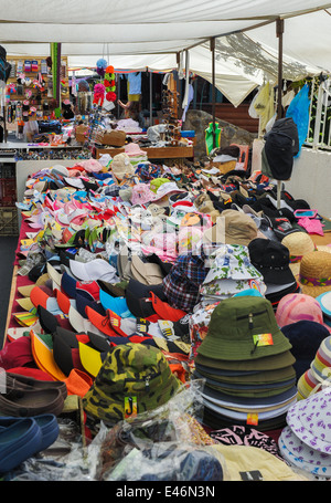 Cappelli per la vendita al mercato Hurfeish, una città Drusi in Israele. Foto Stock