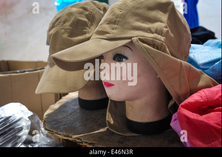 Cappelli per la vendita su un manichino al mercato Hurfeish, una città Drusi in Israele. Foto Stock