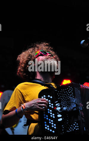 London, Ontario, Canada. Il 3° luglio 2014. A Londra, Ontario canadesi frequentare il primo giorno del Sunfest World Music Festival che celebra il suo ventesimo anniversario. Sunfest è non a scopo di lucro community arts gruppo dedicato alla promozione di croce-culturale la consapevolezza e la comprensione delle arti in varie discipline quali la musica, la danza e le arti visive. Credito: Jonny bianco/Alamy Live News Foto Stock