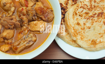 Pollo al curry balti con Paratha Foto Stock