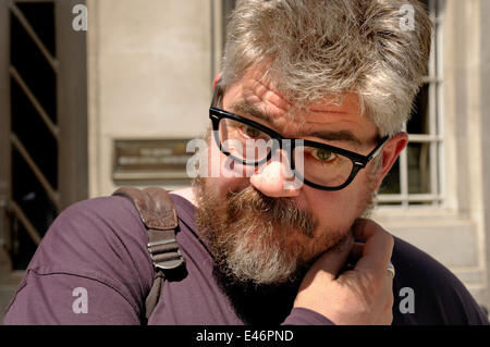 Phill Jupitus, comico, al di fuori della nuova BBC Broadcasting House, Londra Foto Stock