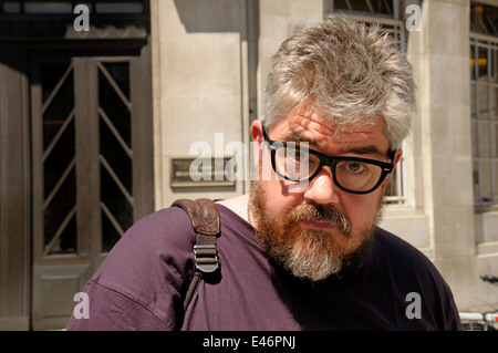 Phill Jupitus, comico, al di fuori della nuova BBC Broadcasting House, Londra Foto Stock