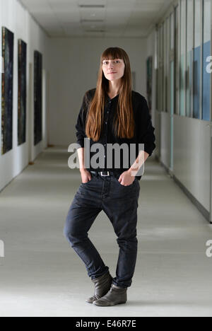 Esclusivo - Polish-German designer Aleks Kurkowski il suo studio a Berlino, Germania, 02 luglio 2014. Lei ha una preferenza per il nero e forte forme geometriche nella sua collezione per uomini e donne e lavora esclusivamente con materiali naturali ed ecologici come la pelle conciata al vegetale, cotone, lana, seta e lino. Aleks Kurkowski nasce in Polonia, cresciuta in Germania e vive a Berlino. La sua ultima collezione verrà mostrato a Berlino, la Mercedes-Benz Fashion Week il 08 luglio 2014. Foto: Jens KALAENE/dpa Foto Stock