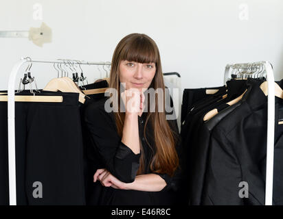 Esclusivo - Polish-German designer Aleks Kurkowski il suo studio a Berlino, Germania, 02 luglio 2014. Lei ha una preferenza per il nero e forte forme geometriche nella sua collezione per uomini e donne e lavora esclusivamente con materiali naturali ed ecologici come la pelle conciata al vegetale, cotone, lana, seta e lino. Aleks Kurkowski nasce in Polonia, cresciuta in Germania e vive a Berlino. La sua ultima collezione verrà mostrato a Berlino, la Mercedes-Benz Fashion Week il 08 luglio 2014. Foto: Jens KALAENE/dpa Foto Stock