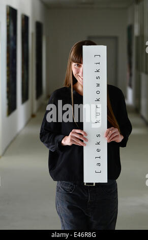 Esclusivo - Polish-German designer Aleks Kurkowski il suo studio a Berlino, Germania, 02 luglio 2014. Lei ha una preferenza per il nero e forte forme geometriche nella sua collezione per uomini e donne e lavora esclusivamente con materiali naturali ed ecologici come la pelle conciata al vegetale, cotone, lana, seta e lino. Aleks Kurkowski nasce in Polonia, cresciuta in Germania e vive a Berlino. La sua ultima collezione verrà mostrato a Berlino, la Mercedes-Benz Fashion Week il 08 luglio 2014. Foto: Jens KALAENE/dpa Foto Stock