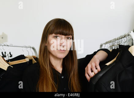 Esclusivo - Polish-German designer Aleks Kurkowski il suo studio a Berlino, Germania, 02 luglio 2014. Lei ha una preferenza per il nero e forte forme geometriche nella sua collezione per uomini e donne e lavora esclusivamente con materiali naturali ed ecologici come la pelle conciata al vegetale, cotone, lana, seta e lino. Aleks Kurkowski nasce in Polonia, cresciuta in Germania e vive a Berlino. La sua ultima collezione verrà mostrato a Berlino, la Mercedes-Benz Fashion Week il 08 luglio 2014. Foto: Jens KALAENE/dpa Foto Stock