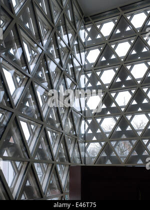 Synagogue am Weinhof, Ulm, Germania. Architetto: kister scheithauer architetti lordo, 2012. Dettaglio della finestra ad angolo. Foto Stock