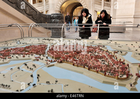 Hannover, Germania, i turisti guardano un modello della città di Hannover in 1689 Foto Stock