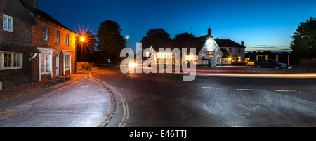 La tradizionale con tetti di paglia Pub Inglese, il Red Lion ad Avebury nel Wiltshire, Inghilterra. Foto Stock